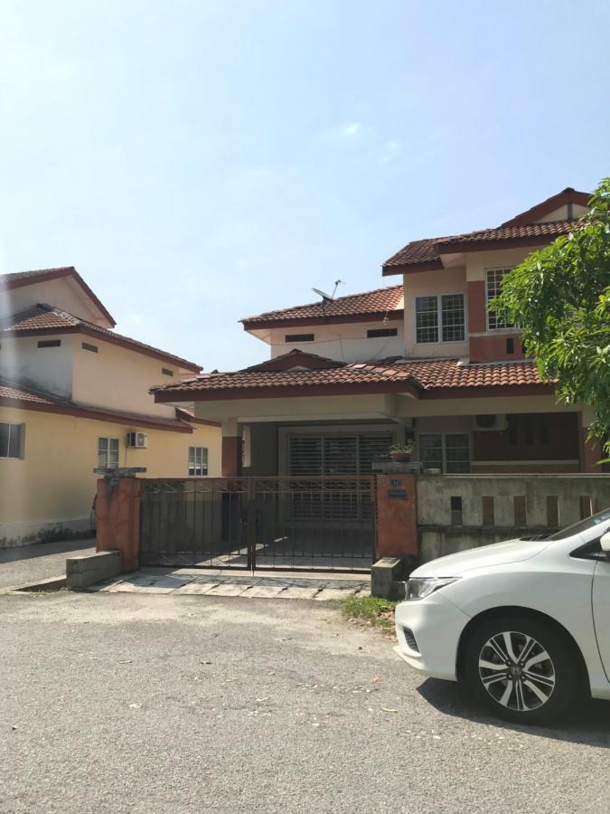 Solehah Homestay 세리 이스칸다르 외부 사진